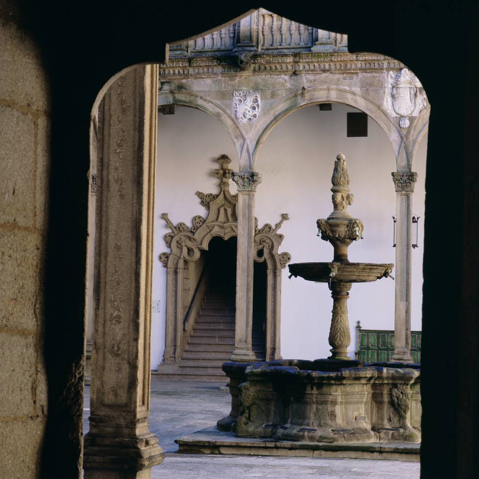 Interior del parador de Santiago, Hostal de los Reyes Católicos, rehabilitado en 1954.