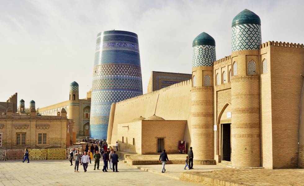 La puerta de la ciudadela de Khuna Ark y el minarete Kalta Minor, en la ciudad vieja de Jiva (Uzbekistán).