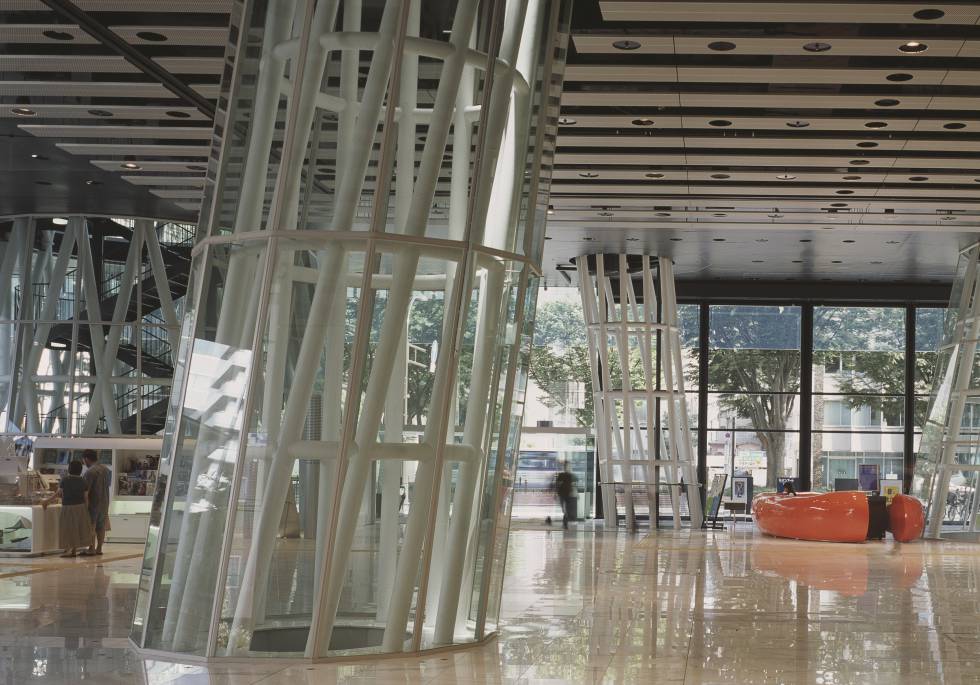 El interior diáfano de la Mediateca, proyectada por Toyo Ito.