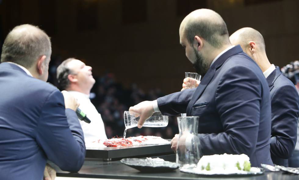 Momento en el que el agua de mar líquida se vierte sobre una bandeja de carabineros en la intervención de este martes del chef Ángel León en Madrid Fusión.
