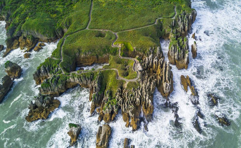 Vista aérea de las famosas Pancake Rocks, en la costa de Punakiki (Nueva Zelanda).