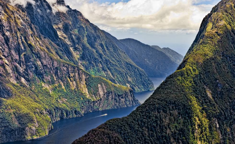 Panorámica del fiordo Milford Sound en la Isla Sur de Nueva Zelanda.