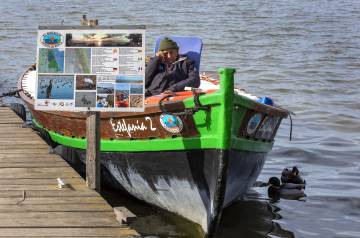 Un patrón espera clientes en el lago del parque natural de la Albufera de Valencia.