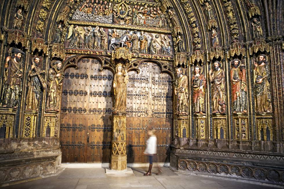 Dentro de la iglesia de Santa María de los Reyes se encuentra su conocido pórtico policromado: cinco arquivoltas ricamente decoradas con motivos religiosos y vegetales.