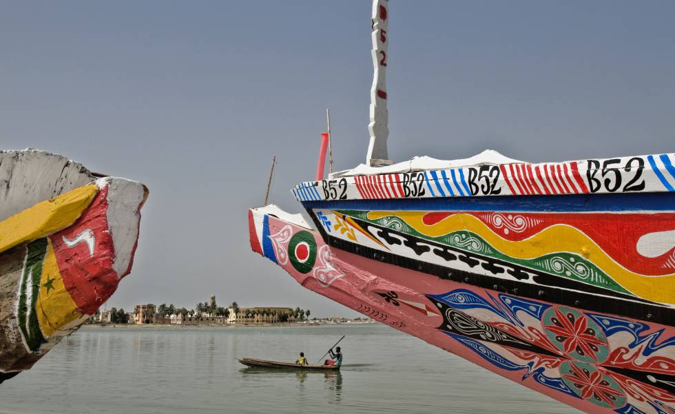 Una embarcación de pesca, con la isla de Saint Louis al fondo.