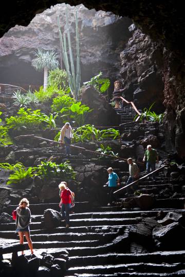 Visitantes en los Jameos del Agua, de César Manrique, en la isla de Lanzarote.