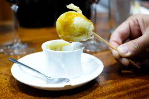 En la zona de Lobos de Zamora se pueden degustar mini recetas como el chupachups de foie del bar Los Caprichos de Meneses.