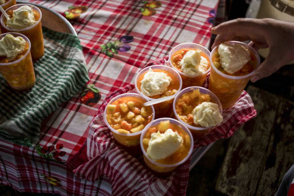 Las tiendas de fruta, verdura y ropa y los puestos de comida del Mercado 4, construido en 1942, reúnen la vida del barrio de Pettirossi de seis de la mañana a siete de la tarde.