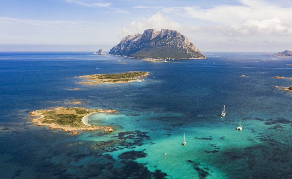 Vista aérea de la isla de Tavolara, al noreste de Cerdeña.
