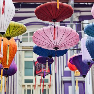 Faroles chinos frente a 'shophouses', en Singapur.