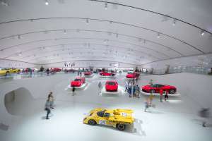 Coches deportivos en el Museo Enzo Ferrari.