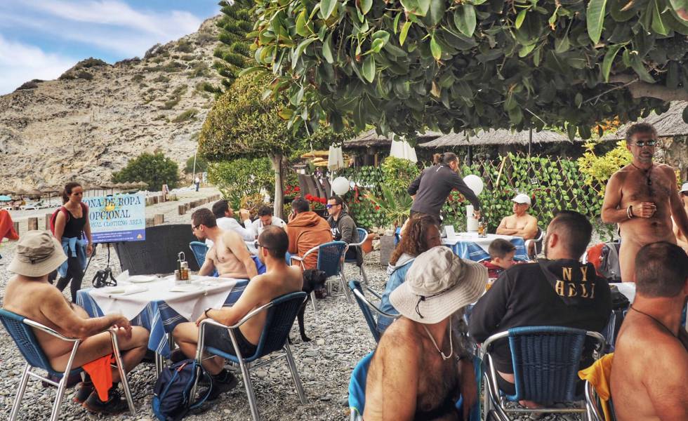 Mesas del restaurante La Barraca, en la playa de Cantarriján (Granada),
