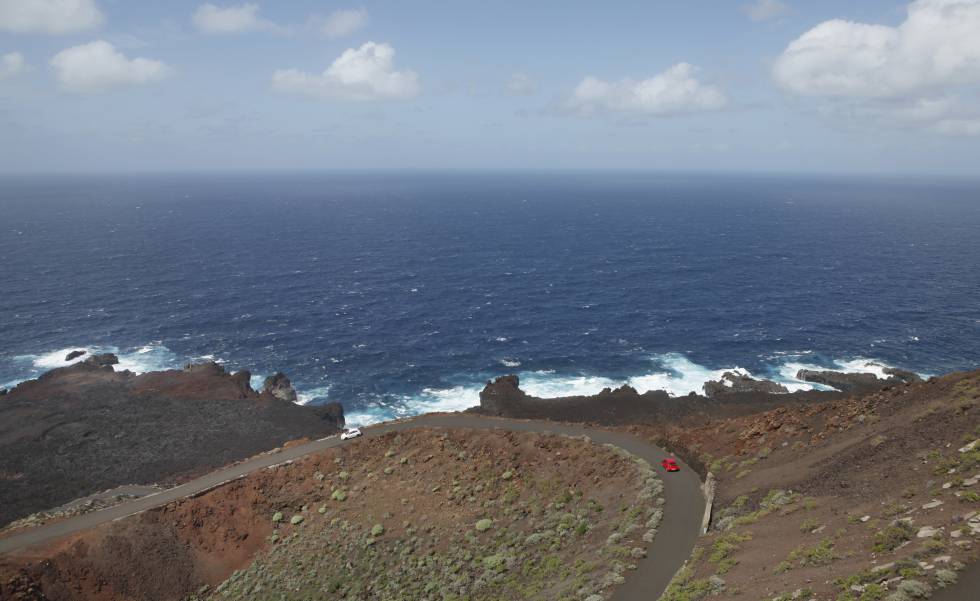 Carretera costera en El Hierro (Canarias).