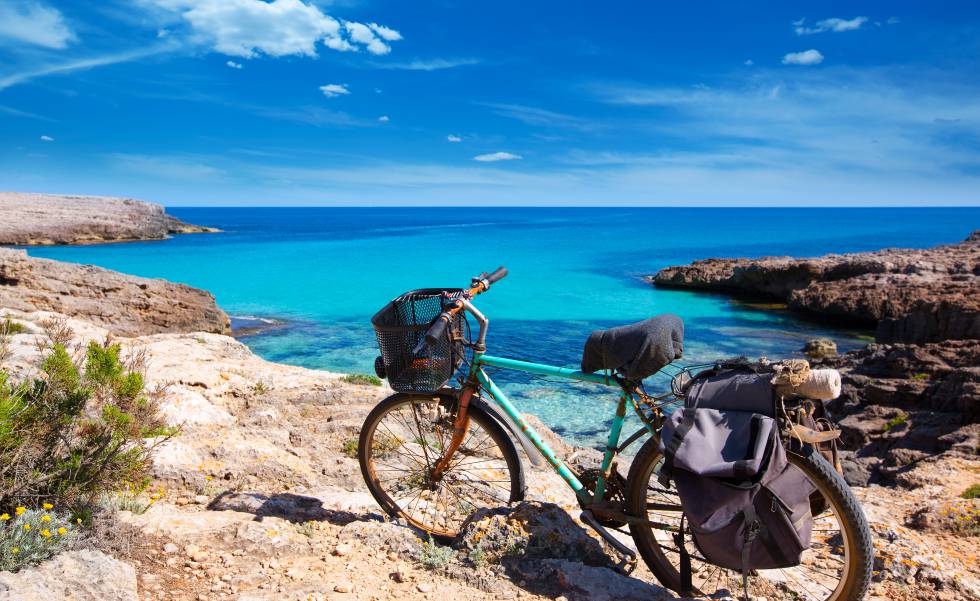 Una bicicleta en el camino litoral cerca de cala Es Talaier, al sur de Ciudadela (Menorca).