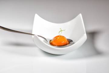 Plato zanahorias aliñadas, que emula una yema de huevo.