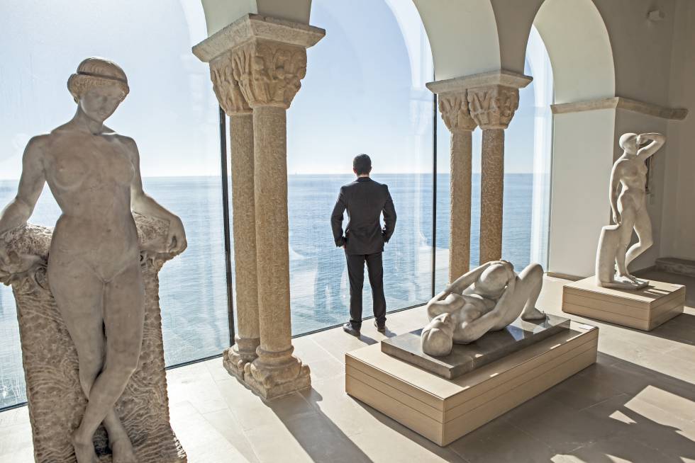 En el Museo Maricel de Sitges espera una sala desde la que se disfruta del horizonte marino entre esculturas de estilo novecentista de Joan Rebull.