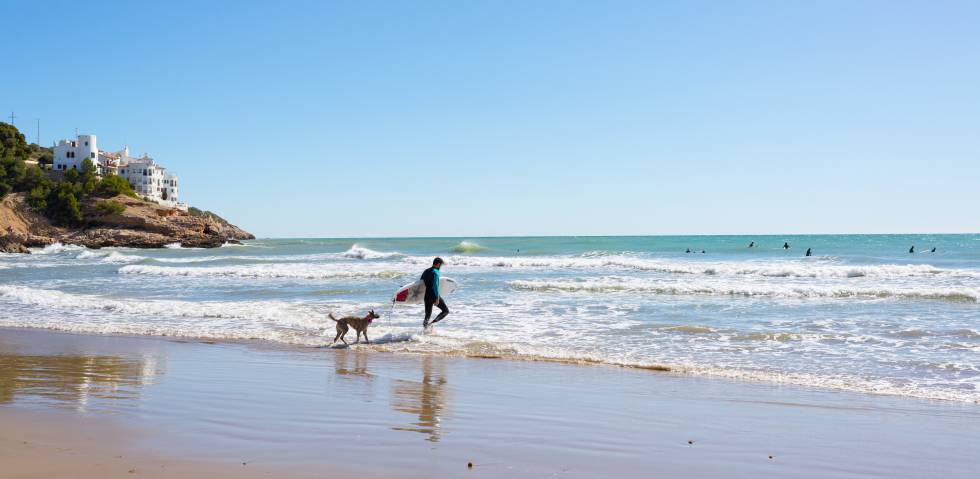 Un surfista en la playa de Sitges.