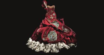 Diseño de John Galliano para la colección de Christian Dior de alta costura de la temporada otoñoinvierno 2004. Este es uno de los trajes expuestos en la muestra sobre el diseñador francés en el museo Victoria &Albert de Londres.
