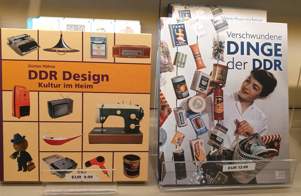 En la tienda del Museo de la RDA, que tiene una colección de unos 300.000 objetos, se puede comprar desde un trozo del muro de Berlín hasta revistas de diseño de la época comunista.