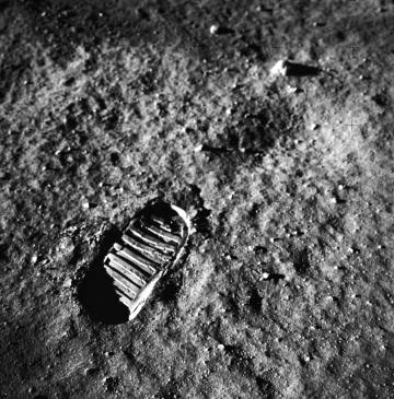 Fotografía de la huella de la bota del astronauta Buzz Aldrin en el suelo de la Luna tomada durante la misión Apollo 11.
