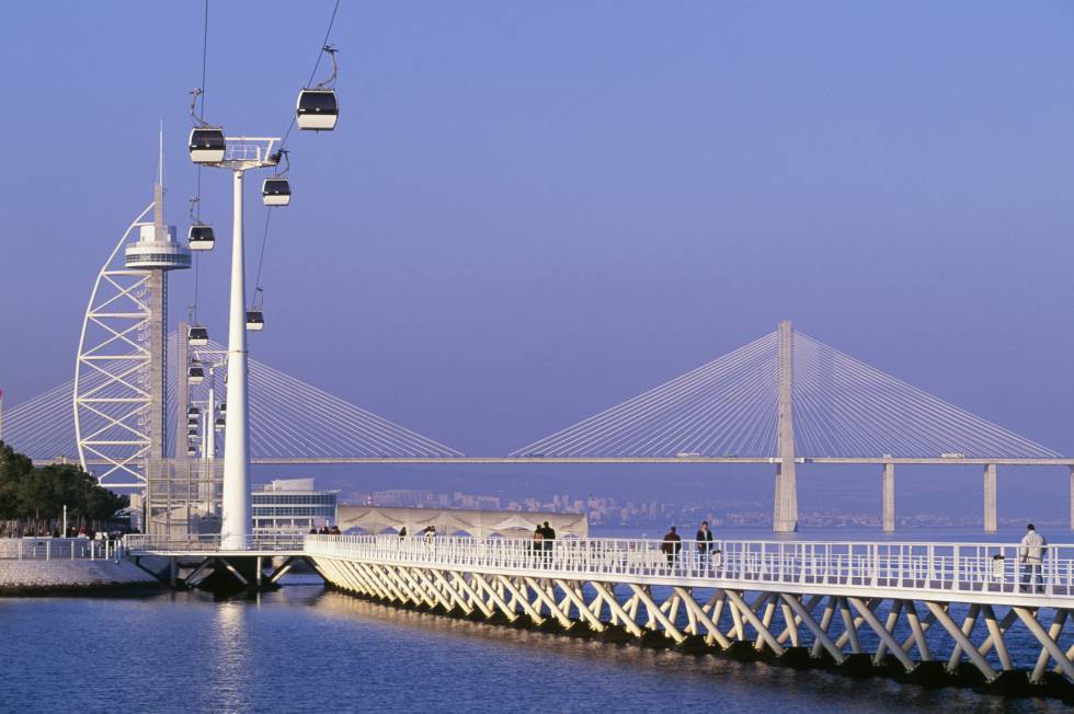 El teleférico del Parque de las Naciones y, al fondo, la torre y el puente Vasco de Gama, en la capital portuguesa.