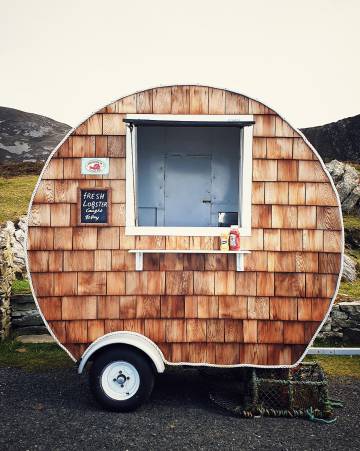 Un puesto de bocadillos de langosta a los pies de los acantilados de Sliabh Liag.