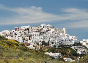 Mojácar, pueblo blanco sobre fondo azul Mojácar, pueblo blanco sobre fondo azul