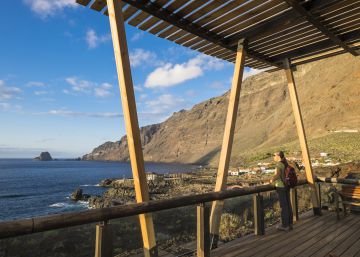 En El Hierro, bajo enormes farallones
