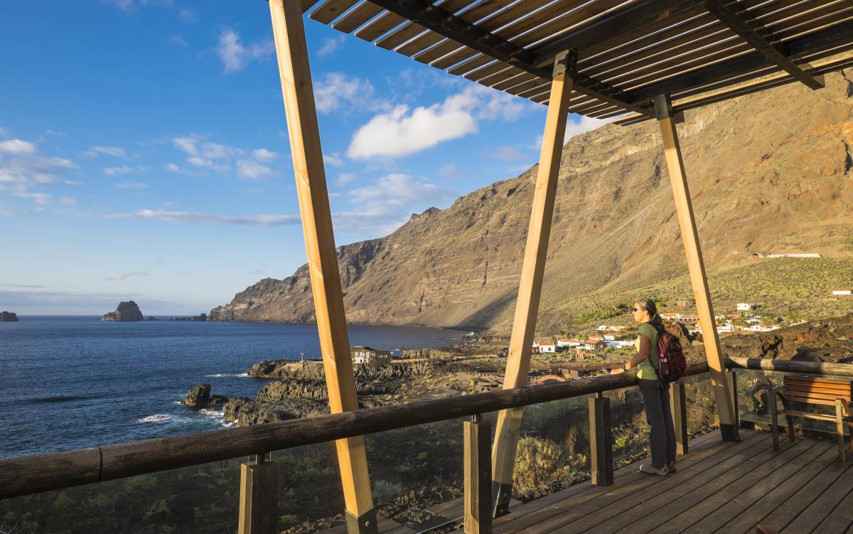 En El Hierro, bajo enormes farallones
