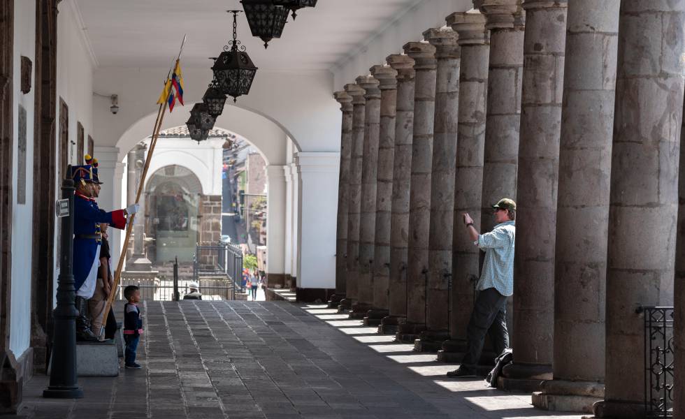 Un turista fotografiando a la guardia presidencial en el palacio de Carondelet, en Quito.