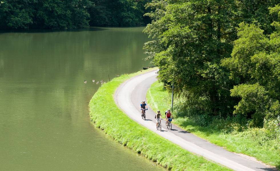 Paseo junto al río Mosa, en Charleville (Francia).