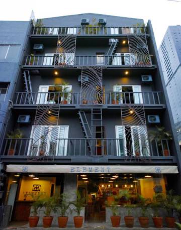 Fachada del Element Boutique Hotel, en el barrio de Población de Manila (Filipinas).