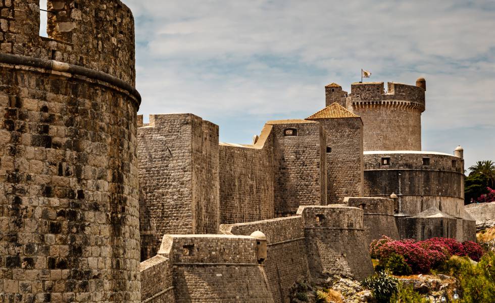 Las murallas de Dubrovnik y, al fondo, torre del fuerte de Minceta, escenario de rodaje de la serie 'Juego de tronos'.