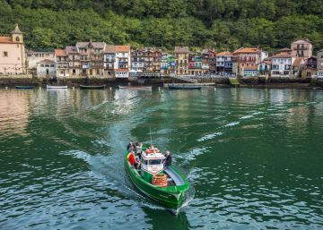 Navegando por la ría de Pasajes de San Juan Navegando por la ría de Pasajes de San Juan