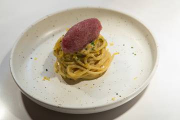 Plato de espaguetis a la carbonara del restaurante Noi.