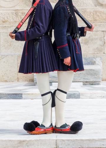 Dos 'evzones' ante la tumba del soldado desconocido, en Atenas.