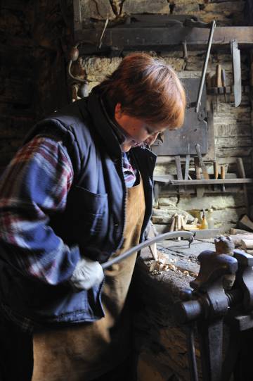 Una persona del equipo del Museo de la Cuchillería, en Taramundi (Asturias). Christophe Boisvieux (AGE)