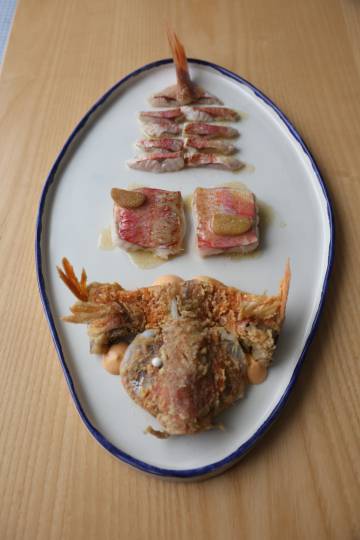 Su salmonete cocinado con tres técnicas del restaurante Estimar.