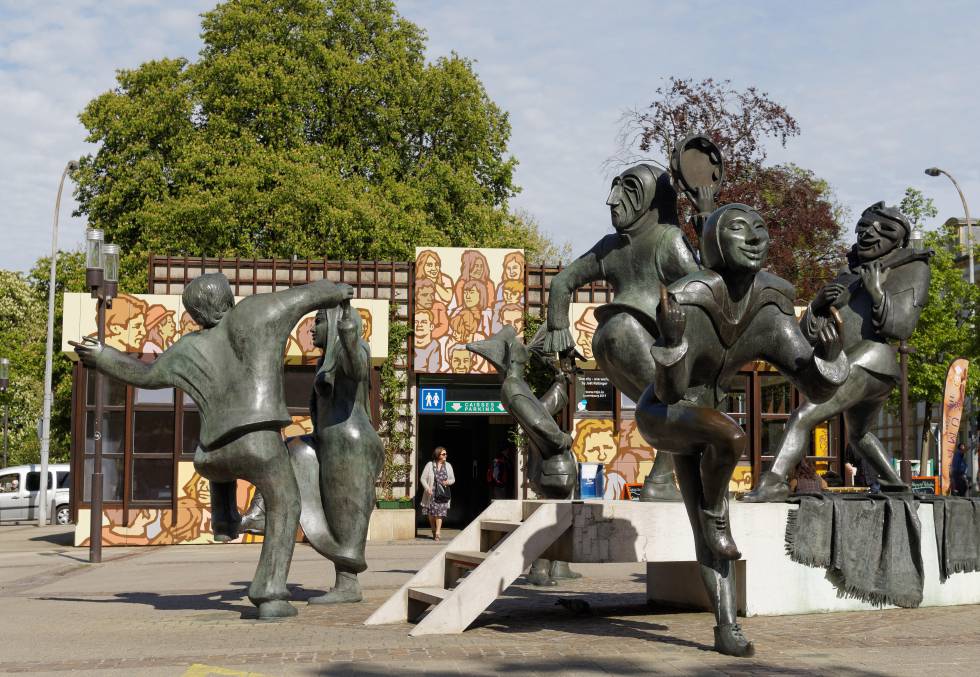 Estatuas bailarinas en la Place du Théâtre de Luxemburgo.