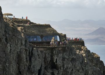 Por el paraíso volcánico de César Manrique Por el paraíso volcánico de César Manrique