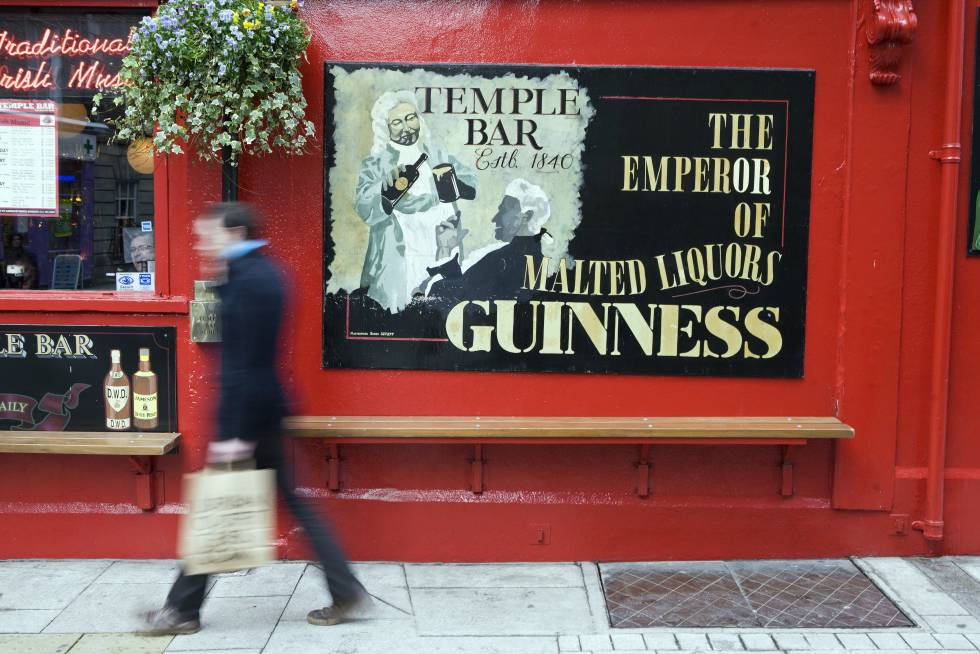 The Temple Bar, un 'pub' de 1840 que ha dado nombre y una animación extraordinaria al barrio homónimo.