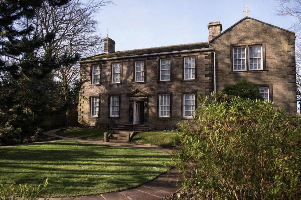 Fachada del Brontë Parsonage Museum, la casa familiar de las hermanas Brontë en el pueblo inglés de Haworth.