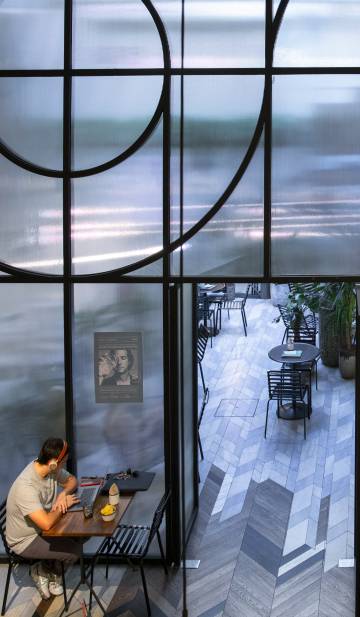 Poppyns, una tienda con cafetería en el centro de Valencia que vende moda y accesorios de diseño.