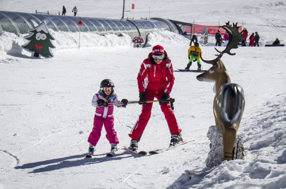 Dos esquiadoras en una pista para principiantes de Sierra Nevada.