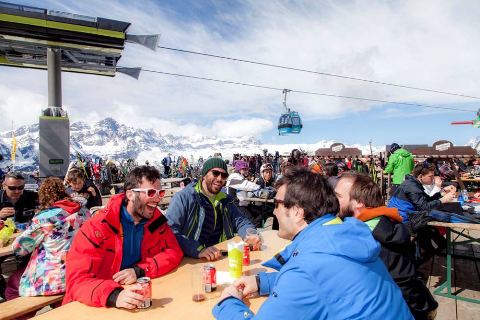 Terraza de la cafetería Petrosos, en Panticosa (Huesca).