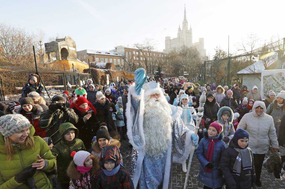 Ded Moroz, el Abuelo del Invierno, lleva juguetes a los niños rusos el día de Año Nuevo.