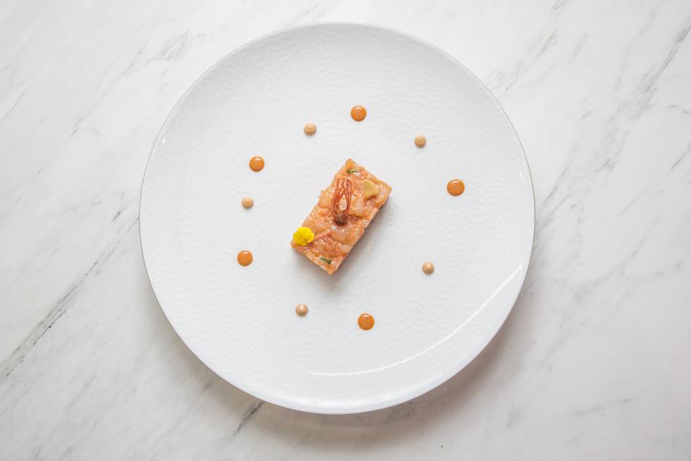 Plato de gambas rojas en tartar con sus propios corales, del restaurante Saddle.