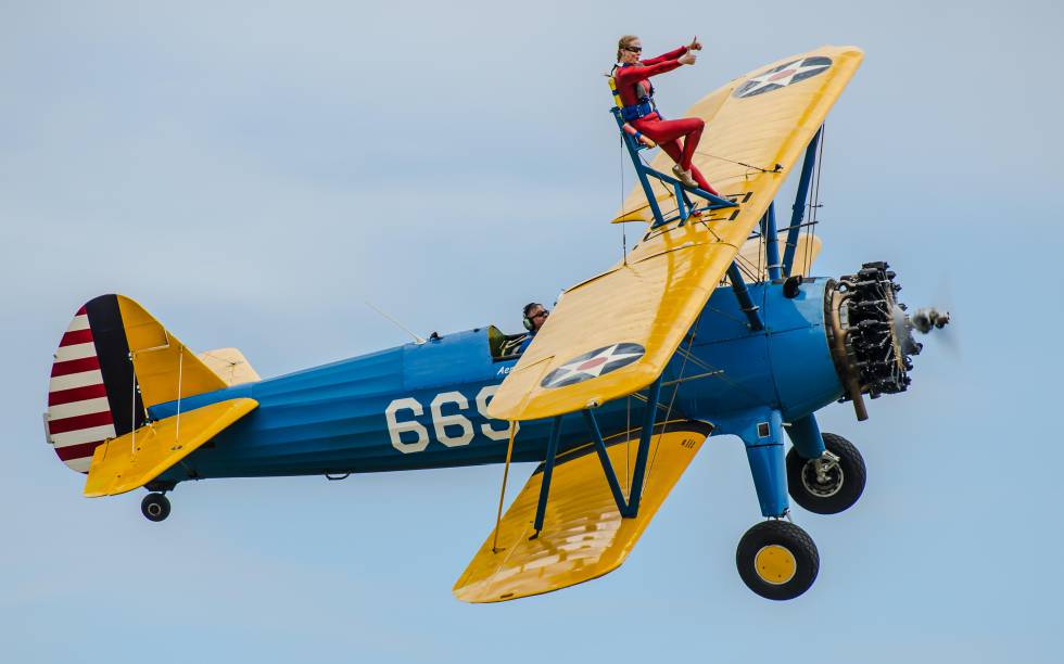 Una mujer practica el 'wing walking' sobre las alas de un biplano Boeing Stearman en Damyns Hall, Essex (Inglaterra).