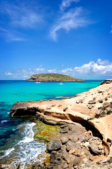 Vistas desde Cala Comte, en la isla de Ibiza.