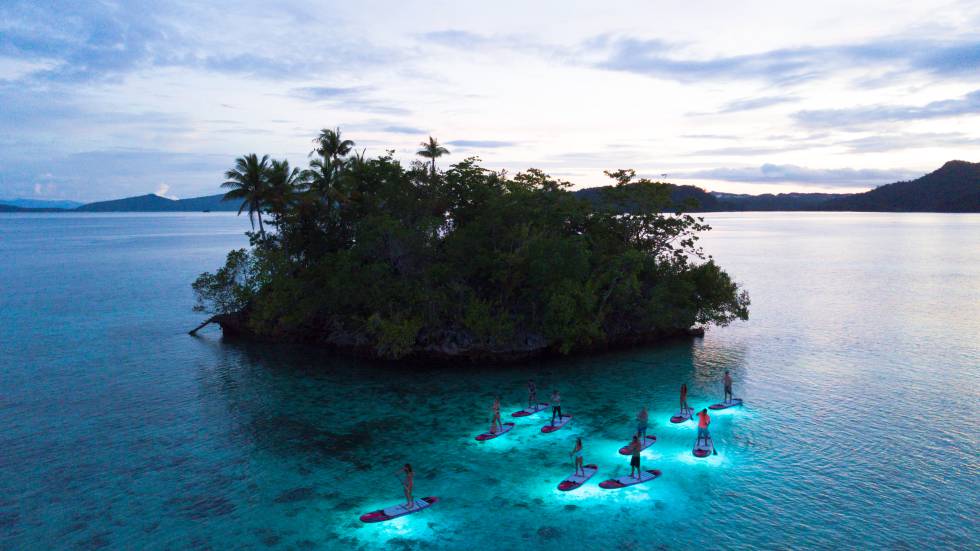 'Paddle surf' en el archipiélago de Raja Ampat (Indonesia).